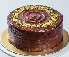 4 kişilik Klasik çikolatalı fıstıklı yaş pasta fiyatları Uşak pasta